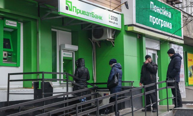ПриватБанк жорстко потроллив клієнта: у нас із собою було два мішки двохсоток, ящик п'ятихаток і гора сотенних купюр