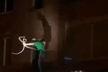 В Киеве неадекват буянил на крыше с битой и ножом: "Меня в дурку сдадут!"