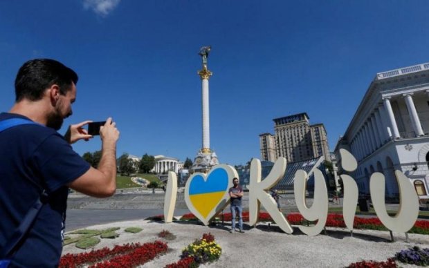 Ангелы спускаються: сеть гудит из-за загадочной фигуры в небе над Киевом