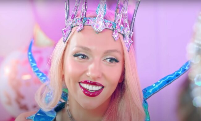 Оля Полякова, скриншот из видео