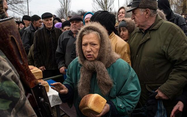 Пенсионерка с хлебом, фото из свободных источников