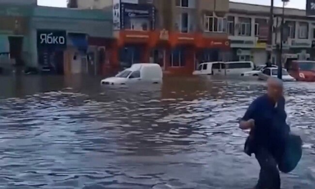 Хмельницький плаває, розлючені городяни звернулися до Симчишина з човнів - мер радить "потерпіти"