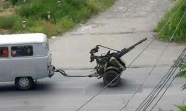 В Донецк перебросили две зенитные установки в сопровождении вооруженных "казаков"