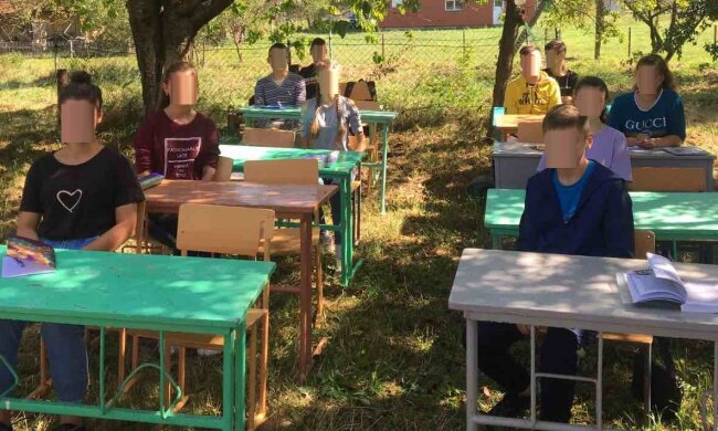 В школе на Прикарпатье наплевали на "красную зону" Зеленского и усадили детей за парты в саду