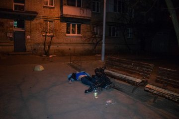 У Києві знайшли труп чоловіка, який загинув за дивних обставин: кадри 18+