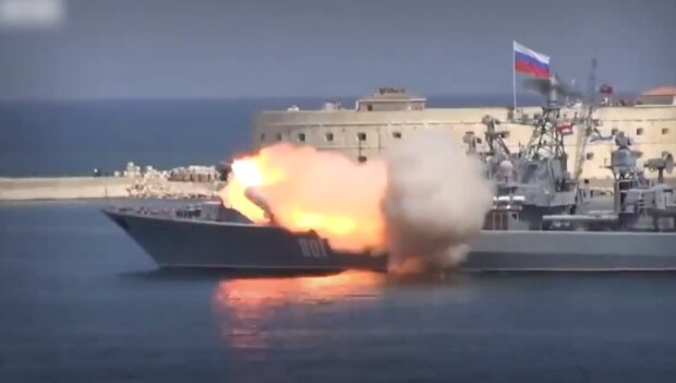 Вибух російського катера. Фото: скриншот з відео