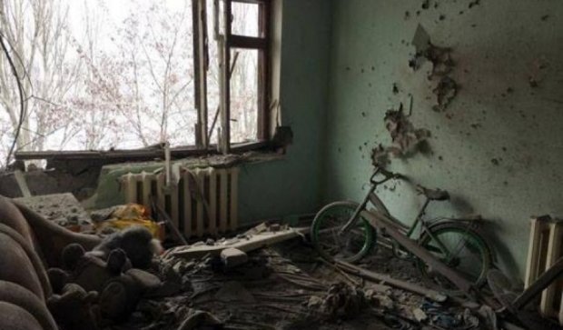 Опубликовано видео последствий обстрела боевиками дома в Авдеевке