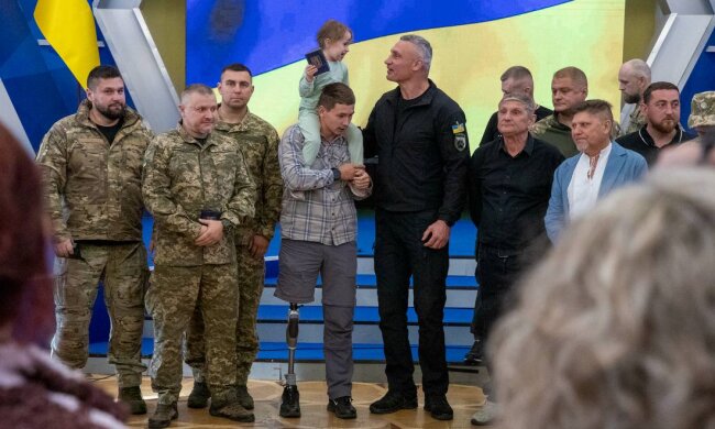 Близько 200 000 киян зараз захищають Україну: Кличко вручив нагороди до Дня Захисників і Захисниць