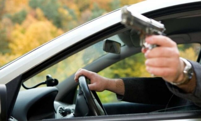 Невідомий розстріляв попутне авто з Mercedes