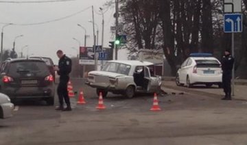 Швидку протаранила "копійка" - одна людина загинула (фото)