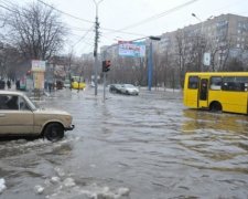  Вулиці Маріуполя перетворилися на глибокі брудні річки (відео)