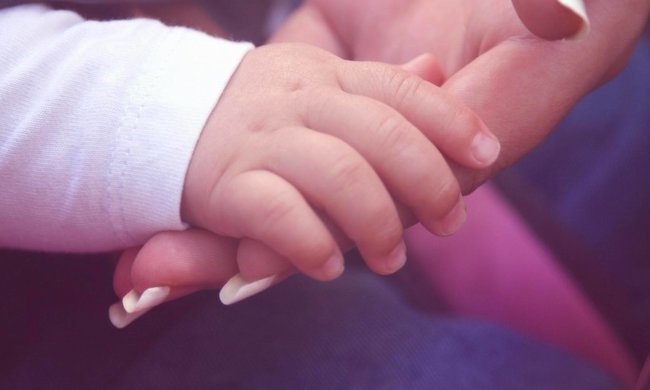 Через волосся дитина ледь не втратила пальці: мати попередила всіх батьків про небезпеку