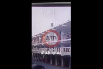 Смерть молодого парня шокировала киевлян, момент трагедии попал на видео