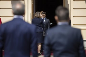 Зеленский провел экскурсию в Администрации: как выглядит кабинет президента, видео