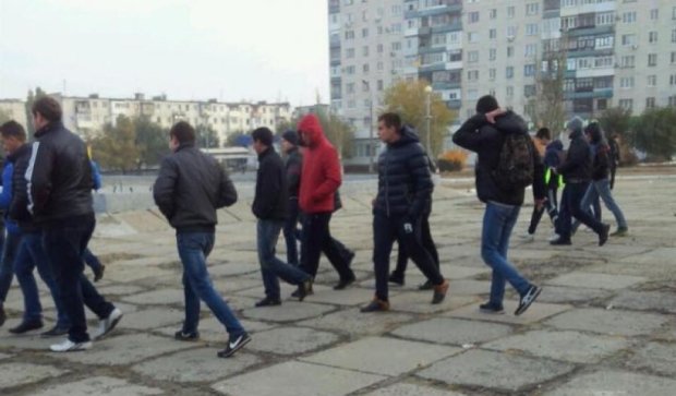 На Луганщине массовый подкуп избирателей и "титушки" под видом прессы (фото)