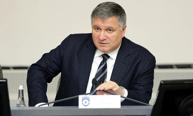 Авакову доведеться несолодко: залишається при Зеленському, але його повноваження витікають, як вода