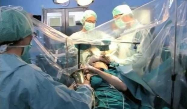  Во время операции пациент играл на саксофоне (видео)