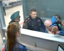 Росіянин показав свою "духовність" цілому аеропорту