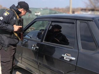 Перевірка документів військовозобов'язаних чоловіків, скрін з YouTube