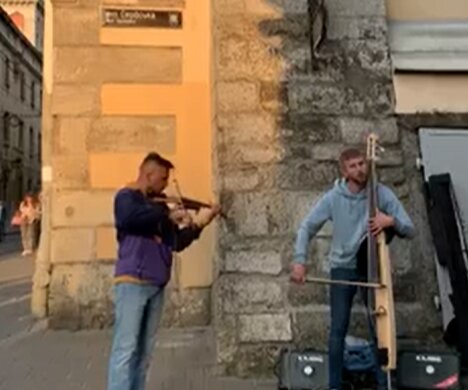 Во Львове уличные музыканты зажгли под "Пираты карибского моря", невероятно: "Достойны Гремми"