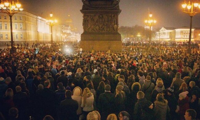 Тисячі росіян тужать за загиблими в авіакатастрофі (фото)