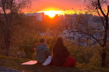 Українці, захід сонця, фото з тг-каналу "Де відпочити Київ?🌸"