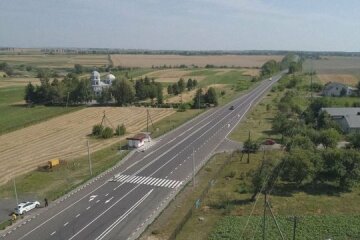 Автобус з людьми потрапив у жахливу ДТП на Львівщині, є жертви: медики рятують життя