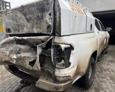 Пошкоджений пікап волонтерів після атаки FPV-дрона
