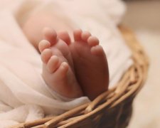 ШОК: Пара влаштувала фотосесію з мертвим немовлям