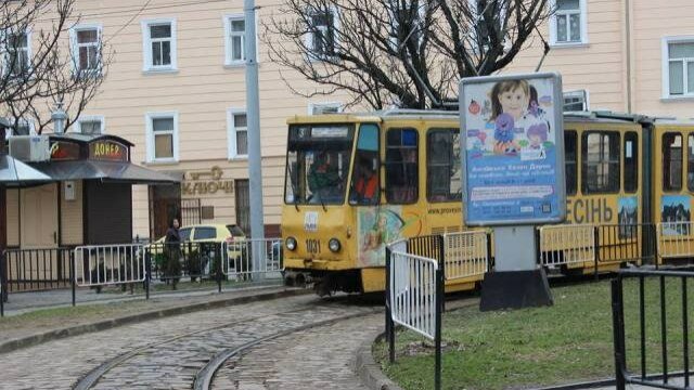 "Камера! Вогонь!": У Львові трамвай спалахнув на ходу, відео екшна