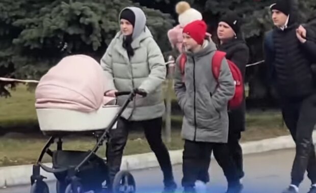 Украинские беженцы, скриншот из видео