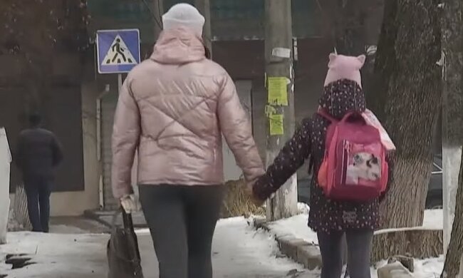 Школярка з мамою, скріншот: Youtube