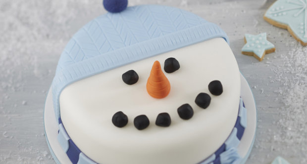 Новый год 2019: торт снеговик для праздничного настроения