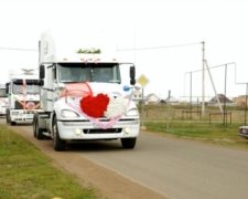 Далекобійник покатав наречену на незабутньому "кортежі"