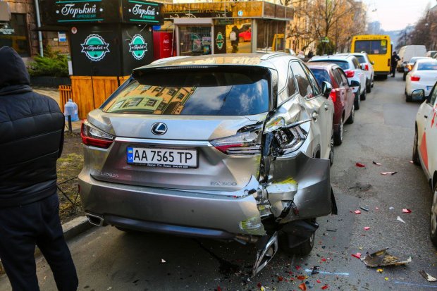 В Киеве маршрутка угодила в ДТП и протаранила дорогущий Lexus