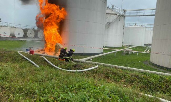 Под Хмельницким пылает нефтебаза, тонны "черного золота" рискуют взлететь в воздух - спасатели мчат со всей Украины