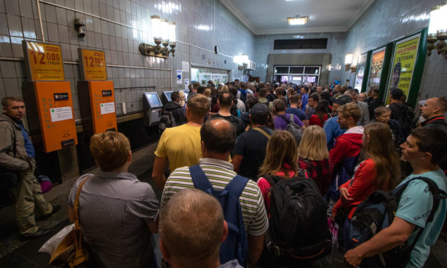 Київське метро відмовилось від жетонів: вхід у підземку - тільки за картками, список станцій