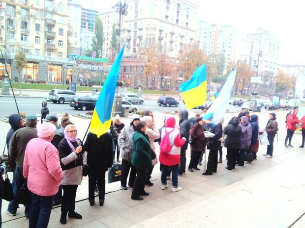 Центр Києва оточили розлючені активісти, Кличку радять "готуватися до землі": фото