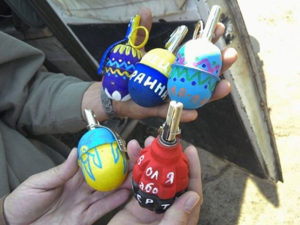 Дмитрий Ярош поздравил украинцев гранатами-"писанками"
