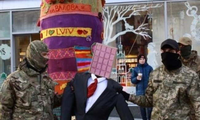 Львівські патріоти "повісили" Порошенка (фото)