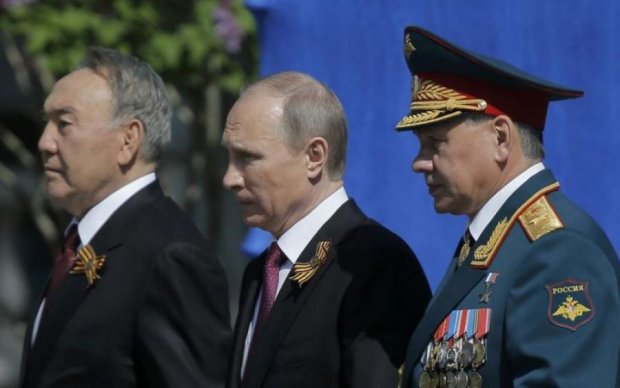 Многоножка победобесия: Путину засунули геогиевскую ленту в одно место
