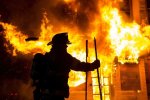 Популярный ТРЦ охватило неконтролируемое пламя, известно о 19 жертвах: видео с места трагедии