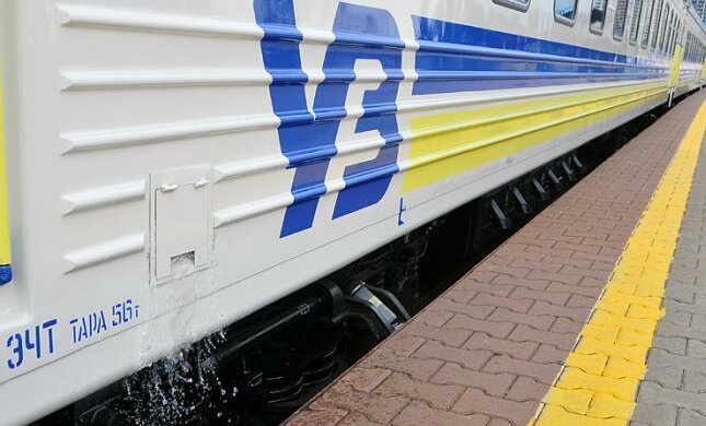 "Укрзалізниця" погрузла у скандалі, страшнішому за смердючі вагони: тепер на ходу випадають діти, моторошні подробиці