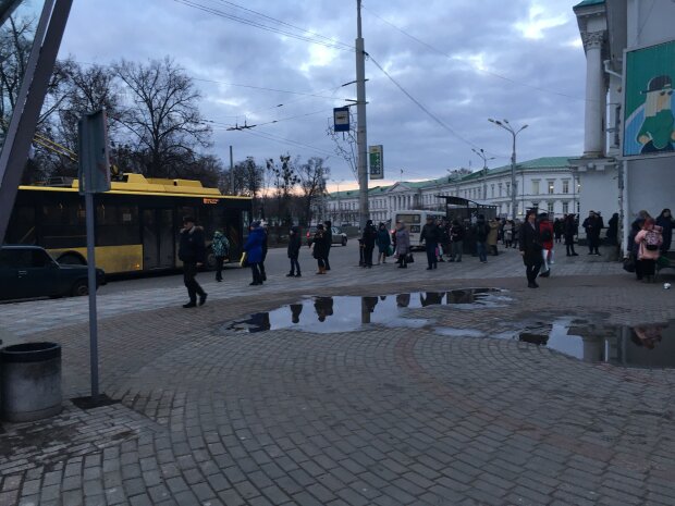 Київська Троєщина перетворилася на "зомбіленд" - українці годинами снують в чергах, чекаючи поодиноких маршруток