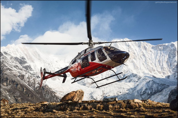 В горах разбился вертолет: армия и добровольцы отправились на поиски туристов