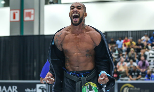 Эрберт Сантос - обладатель черного пояса по бразильскому джиу-джитсу