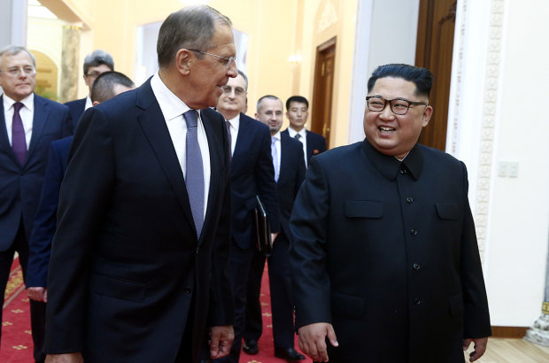 Ким Чен Ын приехал к Путину на собственном бронепоезде: видео встречи