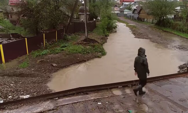 На Прикарпатье оползни отрезали от цивилизации семь деревень — везде грязь, дороги исчезли