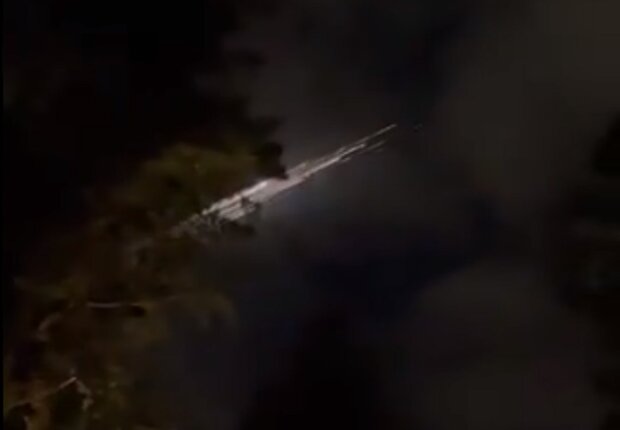 Падение обломков ракеты SpaceX, кадр из видео Twitter