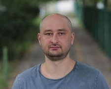 Символично: память Аркадия Бабченко почтили на месте убийства Бориса Немцова
